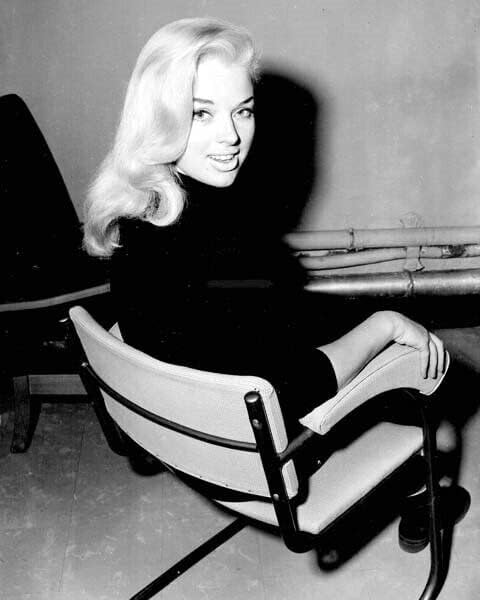 Diana Dors gleda preko ramena sjedeći u stolici nasmiješena fotografija iz 1950. godine 8x10